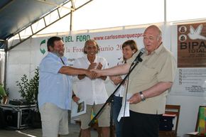 Carlos Marquez entregando el premio al mejor forista a Flix Martn